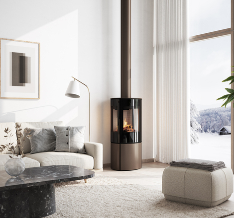 CARO 110 GAS in Mokka mit Seitenfenster Gas-Kaminofen CARO 110 in Mokka mit Vollglas-Feuerraumtür und Seitenfenster im gemütlichen Wohnzimmer