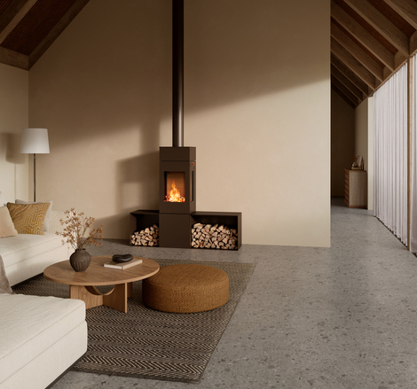 NEXO 140 in der Farbe Mokka mit Türgriff Eiche Natur an heller Wand Holz-Kaminofen NEXO 140 in der Farbe Mokka im schlichten und hellen Wohnzimmer